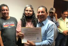 ENTREGA SECRETARIO DE BIENESTAR RECONOCIMIENTO A EMPLEADO DEL MES