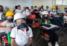 Alumnos toman clases ataviados para posible derrumbe en NL