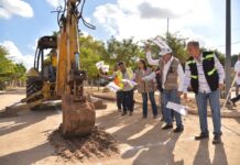 DA BANDERAZO ALCALDE A OBRA DE INFRAESTRUCTURA SANITARIA EN EJIDO 31 DE OCTUBRE Y PAVIMENTACIÓN EN CALLE JESÚS GARCÍA