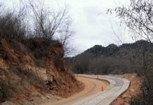 Alcadesa Yadira Espinoza supervisa la obra de pavimentación del camino vecinal a la comunidad de Santa Rosa