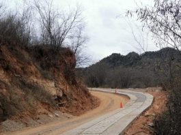 Alcadesa Yadira Espinoza supervisa la obra de pavimentación del camino vecinal a la comunidad de Santa Rosa