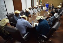 REFRENDA ALCALDE LAMARQUE CANO LAZOS CON AUTORIDADES DE LA TRIBU YAQUI