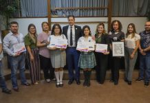 Kiko Munro premió con tablets a las ganadoras del Concurso de Dibujo sobre la Bandera de México.