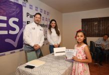 PREMIA KIKO MUNRO CON TABLETS A GANADORES DE CONCURSO DE DIBUJO EN MAGDALENA.