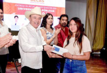 Beneficia Gobernador Durazo a navojoenses con entrega de becas y acciones de salud