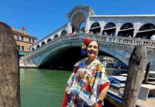 Yucateca porta con orgullo su terno en Venecia, Italia.