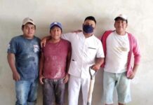 Joven albañil se gradúa de enfermero y lo celebra con sus compañeros de la obra.
