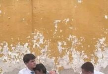 Jóvenes consuela a hombre en situación de calle.