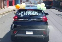 Hombre adorna su auto con globos y sale a festejar que ya firmó el divorcio.