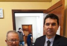 ¡Un gran ejemplo! Acompaña a su hijo que es abogado y lo apoya para que realice su trabajo.