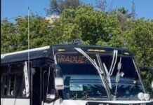 Joven camionero presume que logró graduarse de la universidad.