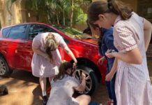 En Australia, las niñas están aprendiendo a cambiar llantas y revisar el aceite para ser autosuficientes.