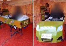 Así velaron a un joven que era chofer de taxi y perdió la vida, lo pusieron sentado en un ataúd que simulaba un auto.