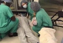 Mujer se tomó una selfie justo después del nacimiento de su bebé