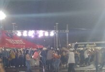 NI LA LLUVIA DETUVO A LA GENTE PARA CONTINUAR CON LA BAILADA EN EL BAILE DE JUAN ORTEGA