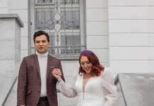 Mujer de 53 años de edad se casa con su hijo adoptivo de 22 años después de criarlo desde los 14 años.