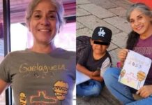 Turista se hace una camiseta con el dibujo que le vendió un niño en Oaxaca.