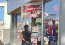 Le ofrecen trabajo a mujer que abre las puertas en el OXXO y lo rechaza, causó indignación en redes sociales.