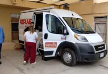 Acerca SSP servicio a población de Altar para regularizar vehículos a través de módulo móvil