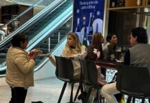 muestra a una familia con su supuesta trabajadora doméstica al interior de una exclusiva plaza comercial de la CDMX.