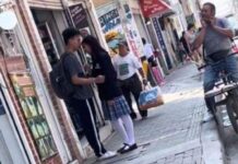 Hombre se vuelve viral por esperar a que su hija de secundaria se despida de su novio antes de llevarla a casa.