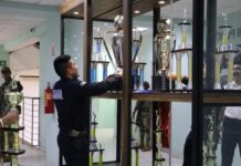 *SSPM INAGURA ESPACIO DEDICADO AL FOMENTO DEPORTIVO Y CAMARADERÍA* Para promover el fomento deportivo y fortalecer la camaradería entre las y los trabajadores que integran a la Secretaría de Seguridad Pública Municipal, se inauguró un nuevo espacio en el segundo piso de su edificio de la corporación policial, dicha área especial está dedicada a exhibir los trofeos y medallas que las y los policías han logrado en su participación en torneos de baloncesto, voleibol, béisbol y otras disciplinas deportivas. El Jefe de la Policía Preventiva y Tránsito Municipal, Claudio Cruz Hernández en compañía del Director Operativo, Erick Gabriel Campos, recorrió el nuevo espacio de trofeos en la SSPM, donde reconoció los destacados logros deportivos del personal, a quienes alentó a continuar con el fomento de actividades sanas y recreativas como lo es el deporte. «El deporte es una parte integral de nuestro enfoque hacia una Policía Municipal más saludable y efectiva, y sobre todo certificada al 100 por ciento, eso es algo en lo que estamos trabajando fuertemente, fomentar la participación en actividades deportivas no solo mejora la salud física y mental de nuestros oficiales, sino que también fortalece el espíritu de equipo y la conexión con la comunidad «, comentó Claudio Cruz Hernández, Jefe de la Policía Preventiva y Tránsito Municipal. Este espacio no solo celebra los logros deportivos de la Policía Municipal, sino que también subraya el compromiso de la SSPM con la promoción de una vida activa y saludable entre sus miembros.