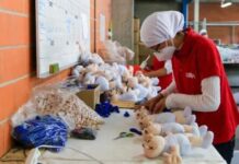 TRABAJO CON CAUSA”, ASÍ SE ELABORA EL POPULAR PELUCHE DEL DR. SIMI.