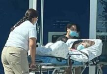 Indignante! Mujeres llevan a una señora de la tercera edad a un cajero automático en camilla.