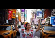 Joven mujer realiza sesión de fotos con su huipil yucateco en el Times Square de Nueva York.
