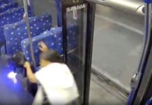 Mujer cae por la puerta trasera de un camión mientras caminaba para sentarse y el chofer arrancó.