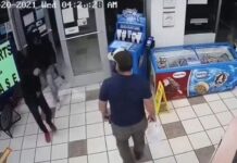 Ex Marine frustra asaIto de una tienda de conveniencia y desarma al asaItante, que ni se lo esperaba.