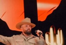 CARIN LEÓN CAUSA POLÉMICA POR SU NUEVO MICRÓFONO