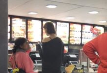 «Fui al Carl’s Junior con mi hijo por una malteada y entró una señora indígena con su hijo de aproximadamente 2 años de edad.