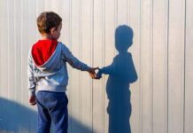 Un niño de 7 años de edad, ganó dinero en su colegio, vendiendo amigos imaginarios a todos sus compañeros.