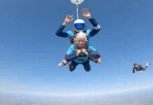 Mujer celebra sus 102 años de edad lanzándose de un paracaídas.