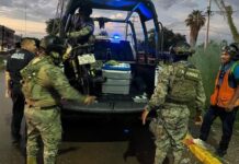 AUXILIAN POLICÍAS MUNICIPALES A MOTOCICLISTA QUE QUEDA VARADO EN LA LLUVIA EN CAJEME