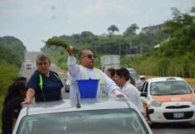 Padre bendice carretera Acayucan-Jáltipan, luego de que se registraron múltiples accidentes en lo que va del mes.