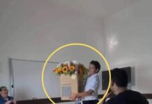 Joven le regala flores amarillas a todas sus compañeras de la escuela.