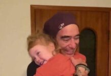 Una bebé se reencuentra con su padre después de tres meses de diferencia.