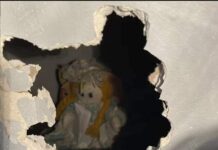 UN HOMBRE ENCONTRÓ UNA MUÑECA ENTRE SUS PAREDES, CON UNA MISTERIOSA CARTA.