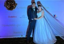 Clientes de Elektra invitan a Ricardo Salinas Pliego a su boda en Chihuahua.