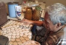 Abuelito de Monterrey hace y vende empanadas de piña para mantenerse.