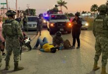 AUXILIAN ELEMENTOS DE MARINA A MOTOCICLISTA TRAS ACCIDENTE