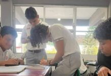 Un joven llega en falda a recibir clases