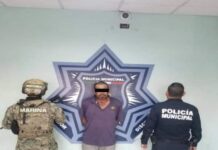 DETIENE LA POLICÍA MUNICIPAL A DOS PERSONAS ESTE JUEVES Y RECUPERA AUTOMÓVIL CON REPORTE DE ROBO*