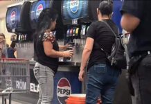 Dos señoras llenaron una hielera con refresco de las máquinas del Costco y causan polémica en las redes.