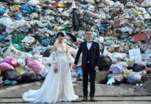 Se toman sesión fotográfica de su boda en un basurero, para denunciar contaminación.