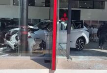 Este día, una mujer fue a una agencia de autos Mitsubishi en Tepic.