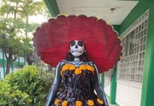Joven estudiante elabora un sorprendente vestido de catrina con chiles guajillos. ?