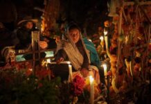 Pátzcuaro ubicado en Michoacán; se ha posicionado como uno de los lugares más emblemáticos para la tradición del Día de Muertos,